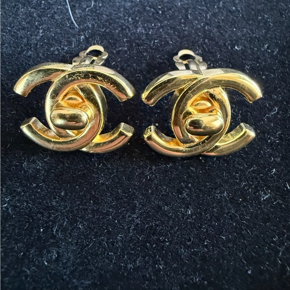 Vintage Classic Chanel CC turnlock Earrings! Clip-on*Beautiful Shiny*24K Plated - Picture 5 of 8